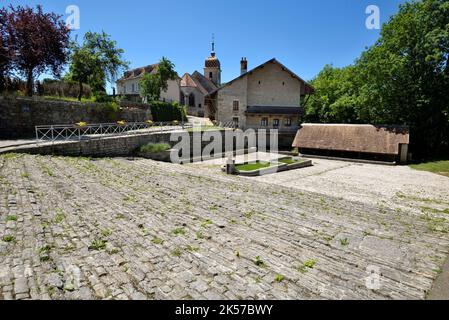 Frankreich, Doubs, Chantrans, Rue de l Eglise, die große Brunnenwasserstelle aus dem Jahr 1826 Stockfoto