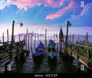 GONDELN PIAZETTA STEG RIVA DEGLI SCHIAVONI ZUR ISOLA DI SAN GIORGIO MAGGIORE VENEDIG ITALIEN Stockfoto