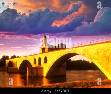 ALTE STEINERNE PONT SAINT-BENEZET-BRÜCKE-RHÔNE AVIGNON VAUCLUSE FRANKREICH Stockfoto