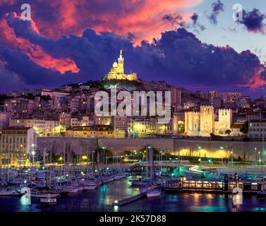 ALTER HAFEN NOTRE DAME DE LA GARDE KATHEDRALE SKYLINE MARSEILLE BOUCHES DU RHONE FRANKREICH Stockfoto