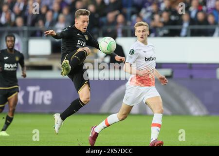 Brüssel, Belgien, 06. Oktober 2022, Anderlecht's Yari Verschaeren und West Ham's Flynn Downes kämpfen während eines Fußballspiels zwischen dem belgischen RSC Anderlecht und dem britischen West Ham United FC am Donnerstag, dem 06. Oktober 2022 in Anderlecht, Brüssel, Belgien, um den Ball. Am dritten Tag in der Gruppenphase der UEFA Conference League. BELGA FOTO BRUNO FAHY Stockfoto