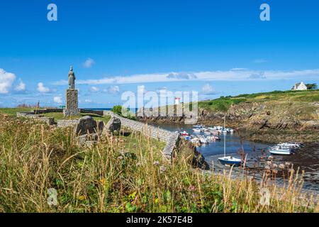 Frankreich, Finistere, Plouhinec, Bucht von Pors Poulhan, markiert die Wasserscheide zwischen Cap Sizun und Pays Bigouden, Statue von La Bigoudène vom Bildhauer René Quillivic Stockfoto