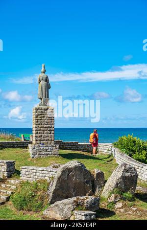 Frankreich, Finistere, Plouhinec, Bucht von Pors Poulhan, markiert die Wasserscheide zwischen Cap Sizun und Pays Bigouden, Statue von La Bigoudène vom Bildhauer René Quillivic, Wanderung auf dem Küstenwanderweg oder GR 34 Fernwanderweg Stockfoto
