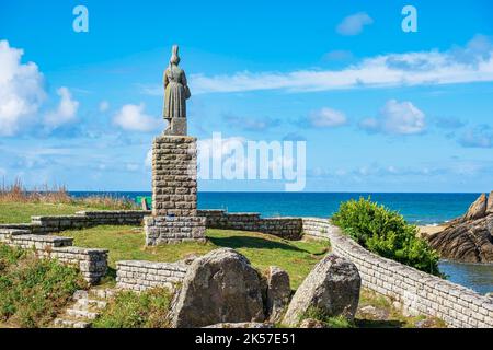 Frankreich, Finistere, Plouhinec, Bucht von Pors Poulhan, markiert die Wasserscheide zwischen Cap Sizun und Pays Bigouden, Statue von La Bigoudène vom Bildhauer René Quillivic Stockfoto