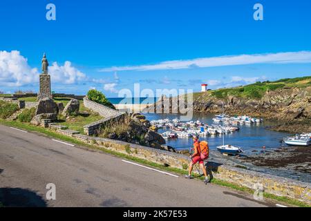 Frankreich, Finistere, Plouhinec, Bucht von Pors Poulhan, markiert die Wasserscheide zwischen Cap Sizun und Pays Bigouden, Statue von La Bigoudène vom Bildhauer René Quillivic, Wanderung auf dem Küstenwanderweg oder GR 34 Fernwanderweg Stockfoto