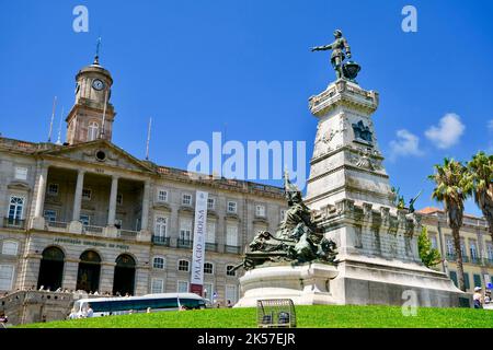 Portugal, Nordregion, Porto, historisches Zentrum, das von der UNESCO zum Weltkulturerbe erklärt wurde, Palacio da Bolsa (Börsenpalast) und die Statue von Heinrich dem Seefahrer Prinz von Portugal Stockfoto