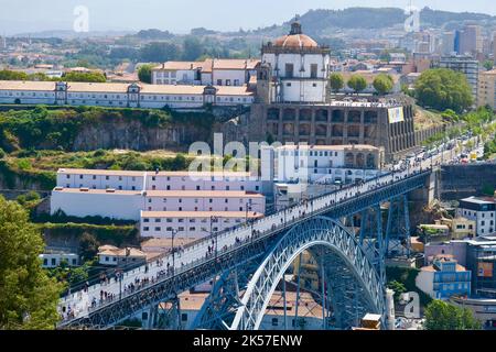 Portugal, Nordregion, Porto, historisches Zentrum, das von der UNESCO zum Weltkulturerbe erklärt wurde, Ribeira-Viertel, die Dom-Luis I-Brücke und das Kloster Serra do Pilar in Vila Nova de Gaia von der Kathedrale von Porto Stockfoto