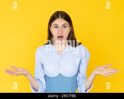 Schockierte Frau unerwartete Situation unsicher Emotion Stockfoto