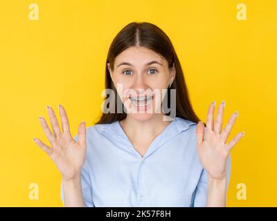 Beängstigende Emotionen, die Frau gestikulieren, erschrecken die Situation Stockfoto