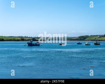 County Cork, Irland, 28. Mai 2022. An einem sonnigen Frühlingstag werden in der Clonakilty Bay mehrere Boote vor Anker gelegt. Wunderschöne irische Küstenlandschaft. Klarer Himmel A Stockfoto