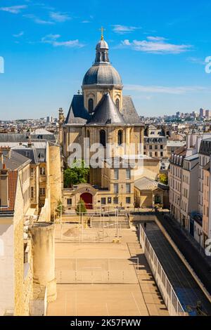 Frankreich, Paris, Marais-Viertel, Sportplatz der Saint Paul Gardens, Reste des Geheges von Philippe Auguste, im Hintergrund die Pfarrei Saint Paul und Saint Louis Stockfoto