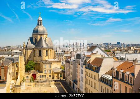 Frankreich, Paris, Marais-Viertel, Sportplatz der Saint Paul Gardens, Reste des Geheges von Philippe Auguste, im Hintergrund die Pfarrei Saint Paul und Saint Louis Stockfoto