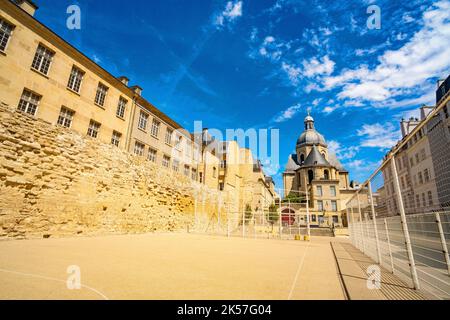 Frankreich, Paris, Marais-Viertel, Sportplatz der Saint Paul Gardens, Reste des Geheges von Philippe Auguste, im Hintergrund die Pfarrei Saint Paul und Saint Louis Stockfoto