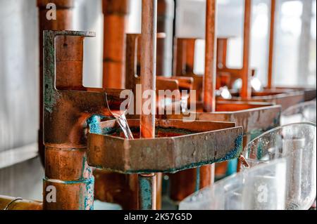 Trennung von Kopf, Herz und Schwanz in der Destillation in den Kupferstills in einer Whisky-Destillerie Stockfoto