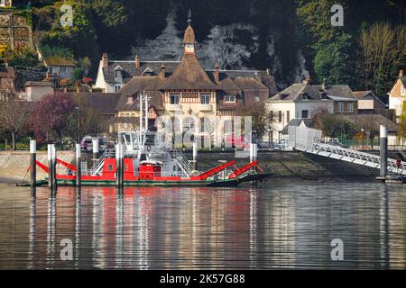 Frankreich, seine-Maritime (76), La Bouille, Blick vom gegenüberliegenden Ufer, wo sich das Dorf Sahurs befindet, Flussfähre, mit der Fahrzeuge, Radfahrer und Fußgänger die seine kostenlos überqueren können Stockfoto