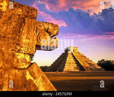 JAGUAR-PLATTFORM EL CASTILLO KUKULKAN PYRAMIDE CHICHEN ITZA MAYA RUINEN YUCATAN MEXIKO Stockfoto