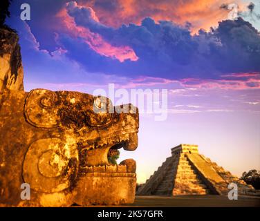 JAGUAR-PLATTFORM EL CASTILLO KUKULKAN PYRAMIDE CHICHEN ITZA MAYA RUINEN YUCATAN MEXIKO Stockfoto