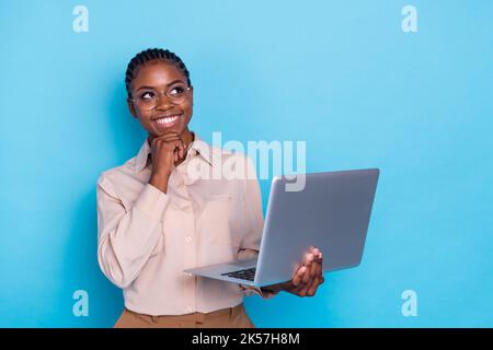 Foto von verträumten intelligenten jungen Programmierer Brainstorming erzeugen neue Ideen isoliert auf blauem Hintergrund Stockfoto