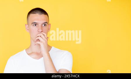 Unglaubliche Situation schockiert Mann Unglauben Gesicht Stockfoto