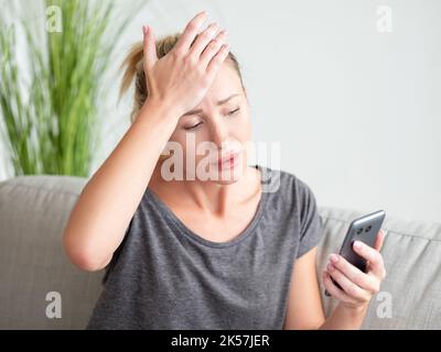 Erschöpfter Tag leiden Frau Online-Kommunikation Stockfoto