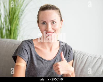 Wie Geste weibliche Patienten Impfverfahren Stockfoto