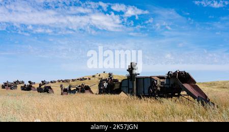 Dinosauriers of the Lappland, eine Sammlung alter Dreschmaschinen auf dem North Dakota Highway 34 in der Nähe von Napoleon. Stockfoto