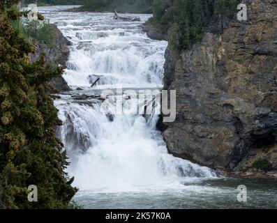 Smith River Falls bei Smith River Falls – Fort Halkett Provincial Park in der Nähe des Alaska Highway im Norden von British Columbia, Kanada. Stockfoto