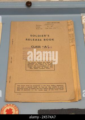 "Soldier's Release Book Class A", ausgestellt für Soldaten bei der Demobilisierung im RAF Manston History Museum, Ramsgate, Kent, Großbritannien. Stockfoto