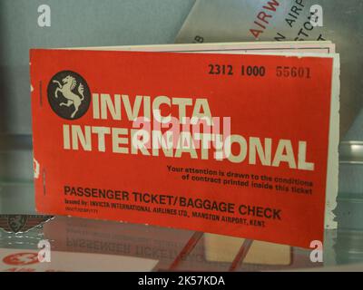 Ein Flugticket für Invicta International Airlines im RAF Manston History Museum, Ramsgate, Kent, Großbritannien. Stockfoto