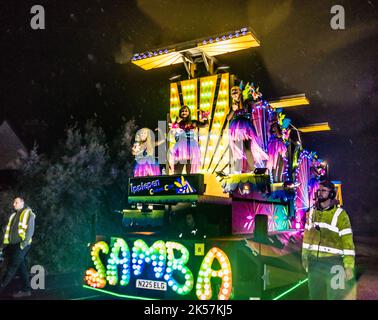 Nächtlicher Karneval in Budleigh Salterton. Stockfoto