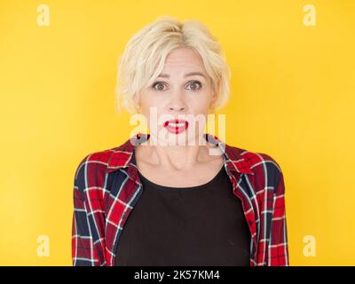 Schockierte Frau unglaubliche Situation Unglauben Stockfoto