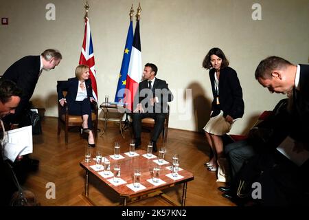 Mitglieder der Delegationen nehmen ihre Sitze als Premierministerin Liz Truss (Mitte links) ein, treffen sich mit Frankreichs Präsident Emmanuel Macron während eines bilateralen Treffens auf dem Gipfel der Europäischen Politischen Gemeinschaft (EPC) am Donnerstag auf der Prager Burg in der Tschechischen Republik. Bilddatum: Donnerstag, 6. Oktober 2022. Stockfoto