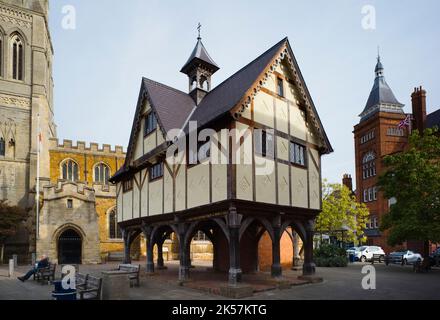 Das Gebäude der Old Grammar School im Zentrum von Market Harborough wurde 1614 über dem Buttermarkt erbaut Stockfoto
