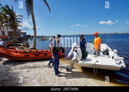 Matlacha Isles, Usa. 04. Oktober 2022. Crew-Mitglieder der US-Küstenwache helfen bei der Evakuierung von Bewohnern, die nach dem 4. Oktober 2022 in Pine Island, Florida, gestrandet waren. Quelle: pO2 Brandon Hillard/US Coast Guard/Alamy Live News Stockfoto