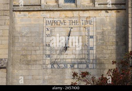 Verbessern Sie die Zeit-Sonnenuhr auf dem Kirchturm St. Dionysius im Zentrum von Market Harbour Stockfoto