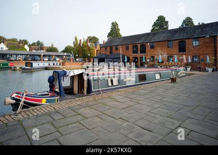 Das Becken am Grand Union Canal am Market Harborough mit Schmalboot-Noggin vor Anker Stockfoto