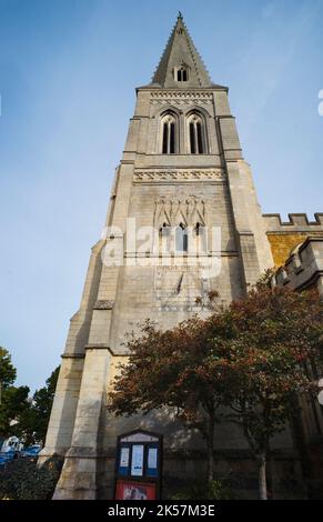 Der Kirchturm von St. Dionysius im Zentrum von Market Harborough Stockfoto