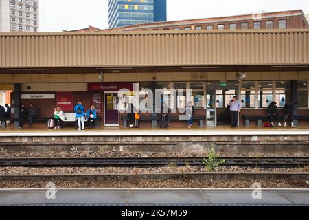 Bahnsteig am nicht elektrifizierten Bahnhof Leicester, von über die Gleise gesehen Stockfoto