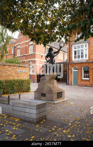 Statue von Richard III. Vor dem Besucherzentrum in Leicester Stockfoto
