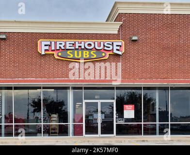 Houston, Texas USA 12-03-2021: Firehouse Subs Außenfassade des Geschäftshauses in Houston, TX. Die amerikanische Restaurantkette wurde 1994 gegründet. Stockfoto