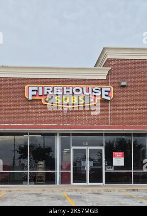 Houston, Texas USA 12-03-2021: Firehouse Subs Außenfassade des Geschäftshauses in Houston, TX. Die amerikanische Restaurantkette wurde 1994 gegründet. Stockfoto