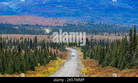 Ein Wohnmobil auf dem Denali Highway westlich von Brushkana Creek in Alaska, mit Herbstfärbung im September. Stockfoto