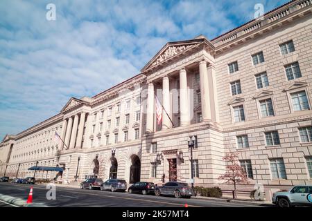 Das Herbert C. Hoover-Gebäude des US-Handelsministeriums in Washington, DC, von der NW-Straße 15. und der Constitution Avenue NW aus gesehen. Stockfoto