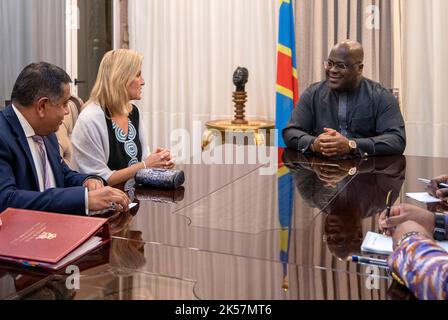 Die Gräfin von Wessex trifft zusammen mit Lord Ahmad (links) den Präsidenten der Demokratischen Republik Kongo, Felix Tshisekedi, bei ihrem Besuch in der Demokratischen Republik Kongo auf der Cite De L'Union Africaine in Kinshasa. Bilddatum: Donnerstag, 6. Oktober 2022. Stockfoto