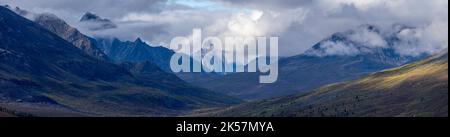 Berge und Wolken im Tombstone Territorial Park, Yukon, Kanada. Stockfoto