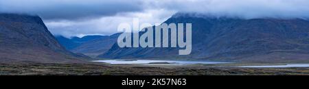 Glacier Gap Lake vom Denali Highway in Alaska aus gesehen. Stockfoto