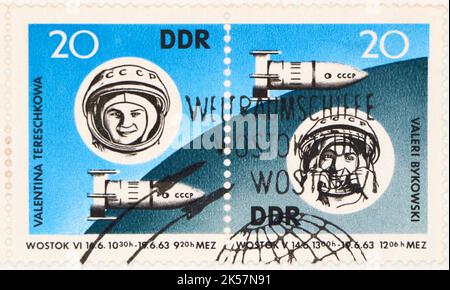 Foto von zwei ostdeutschen Briefmarken mit Illustrationen der Kosmonauten Valentina Tereschkowaa und Valeri Bykowski und Raketen 1963 Stockfoto