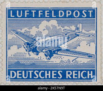 Foto einer Briefmarke des Dritten Reiches mit einer Illustration eines Junkers Ju 52 Flugzeugs, ausgestellt 1942 Stockfoto