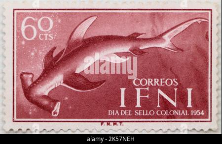 Foto einer Briefmarke der ehemaligen spanischen Kolonie Ifni Smooth Hammerhead Sphyrna zygaena Stamp Day 1954 Stockfoto