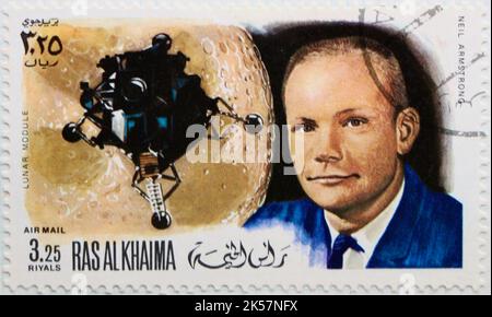 Foto einer Ras Al Khaima Briefmarke mit einem Porträt von Neil Armstrong und dem Mondmodul über dem Mond Apollo 11 1969